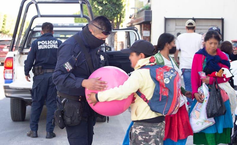 Entregan juguetes y aguinaldos policías de San Juan del Río