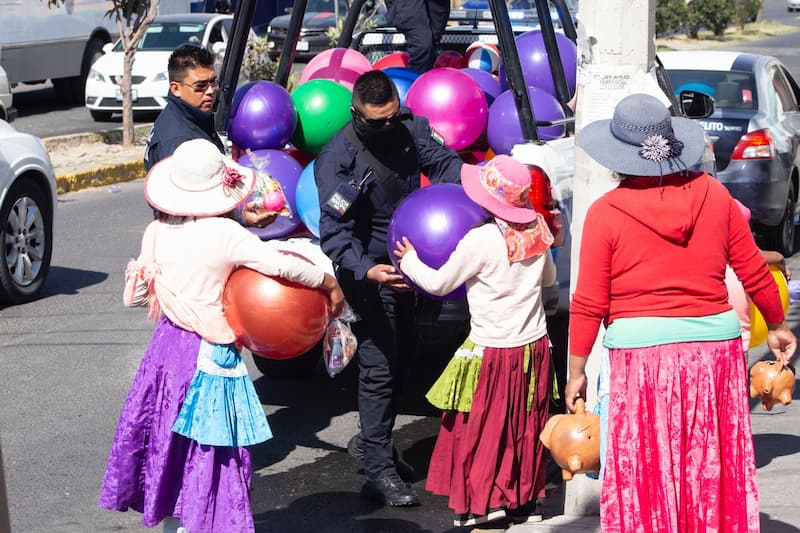 Entregan juguetes y aguinaldos policías de San Juan del Río