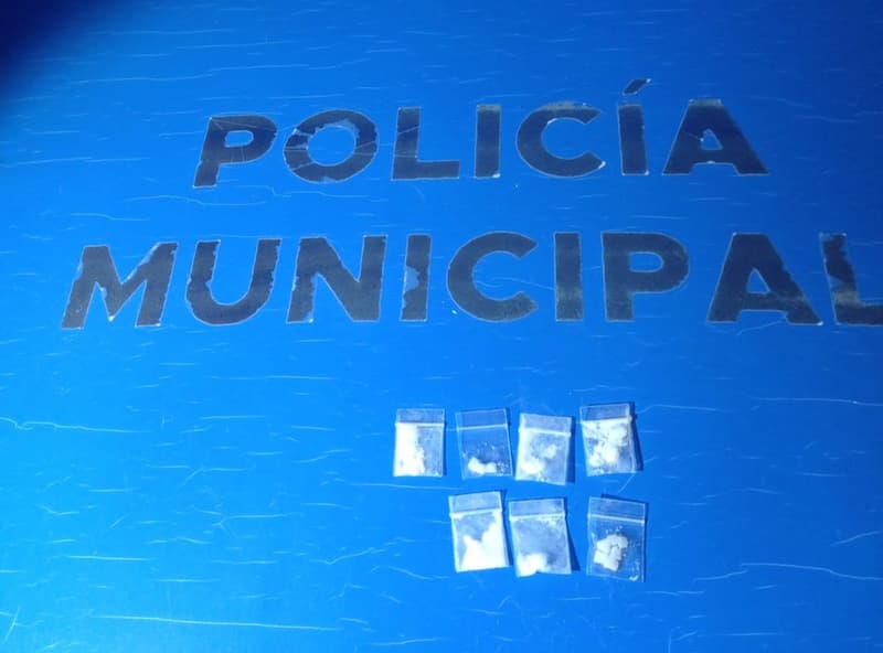 Lo detienen por exceso de velocidad; le encuentran droga, en SJR