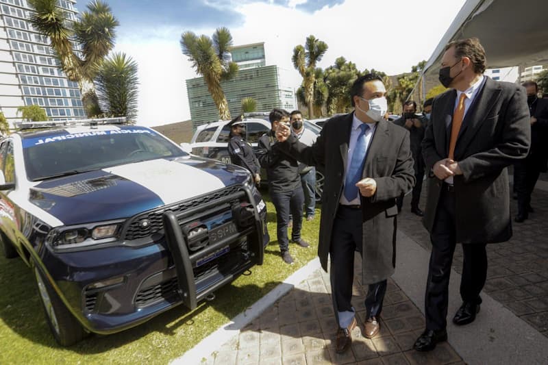 Luis Nava entrega vehículos y equipamiento a policías municipales de Querétaro