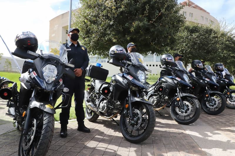 Luis Nava entrega vehículos y equipamiento a policías municipales de Querétaro