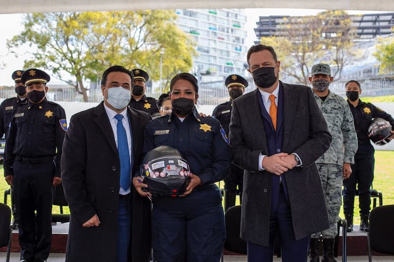 Mauricio Kuri asiste a la entrega de equipamiento para policías municipales de Qro 1 Mauricio Kuri asiste a la entrega de equipamiento para policías municipales de Qro