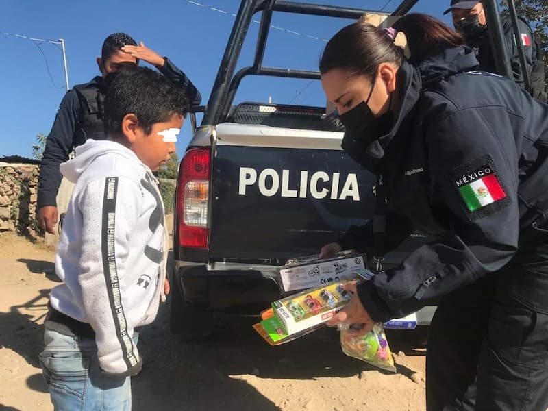 Policías de Pedro Escobedo entregan obsequios a niños de San Clemente