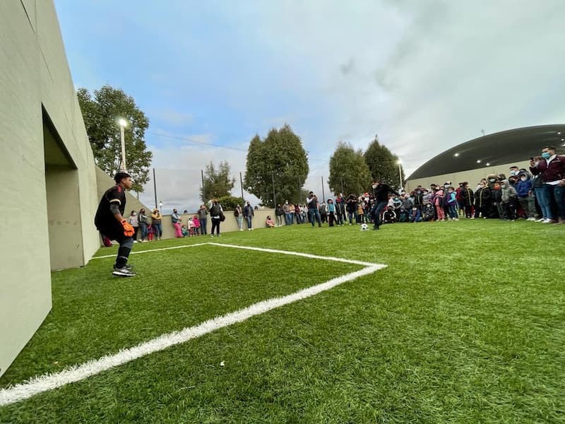 Toño Mejía entrega cancha de fútbol rápido en La Trinidad, Tequisquiapan