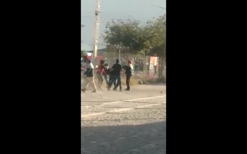 Sujetos ebrios dan golpiza a Policía Estatal en campo deportivo de San Juan del Río
