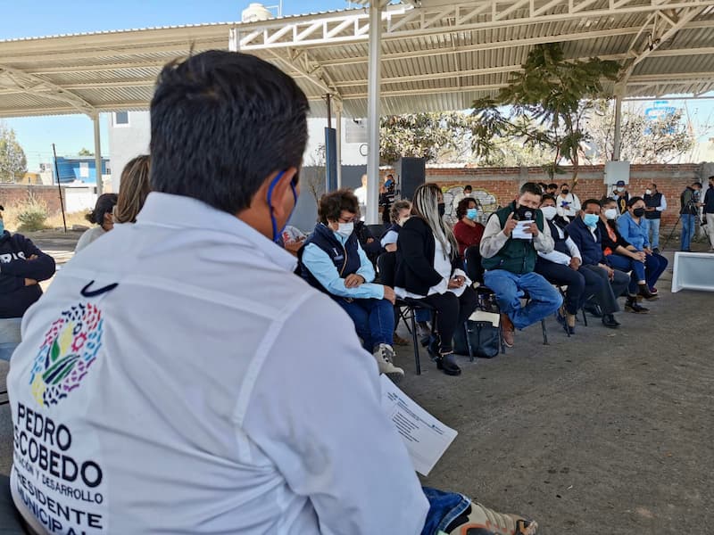 Amarildo Bárcenas entregó arcotecho en tianguis dominical de Pedro Escobedo