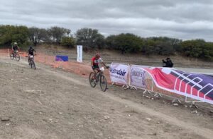 Atletas queretanos participan en etapa estatal de ciclismo de montaña