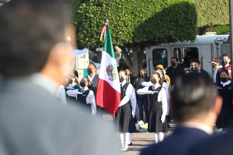 Conmemoran Día de la Bandera en San Juan del Río