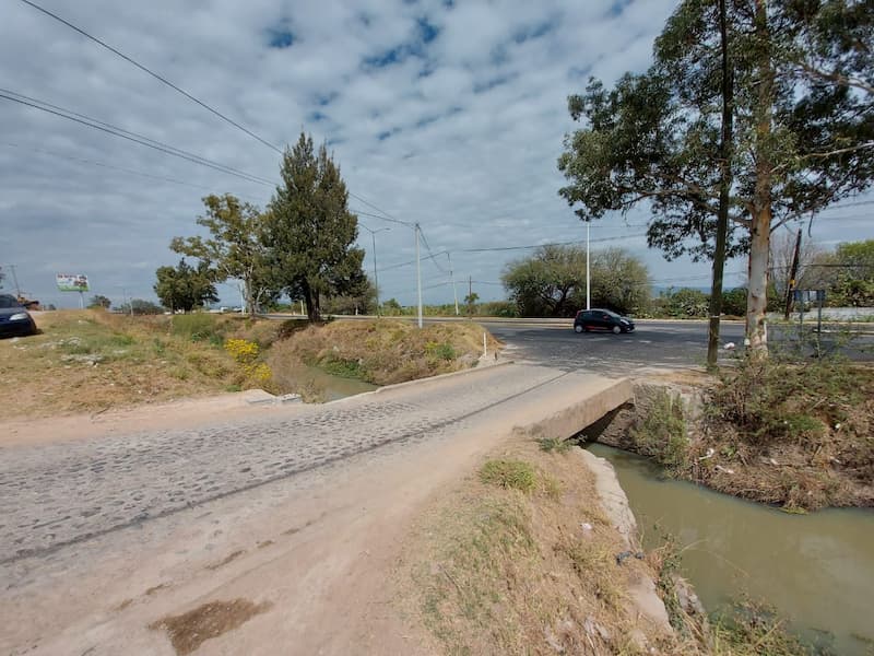 Solicitan intervención de CONAGUA por daño a puente vehicular en SJR