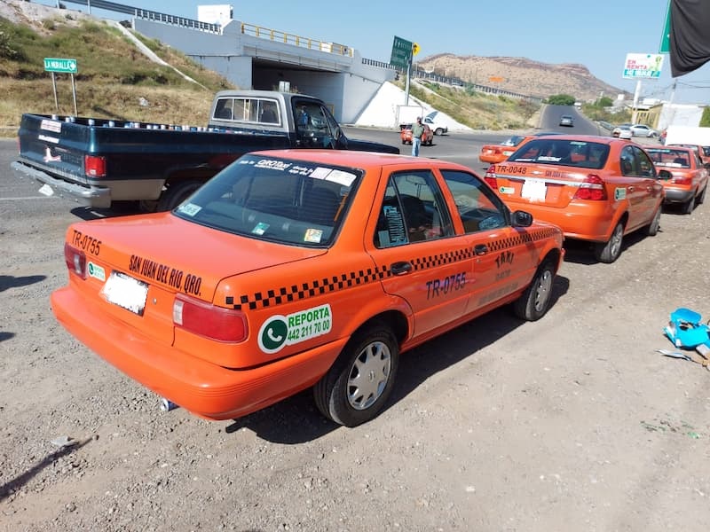 Denuncian presencia de taxis 'piratas' y foráneos en San Juan del Río