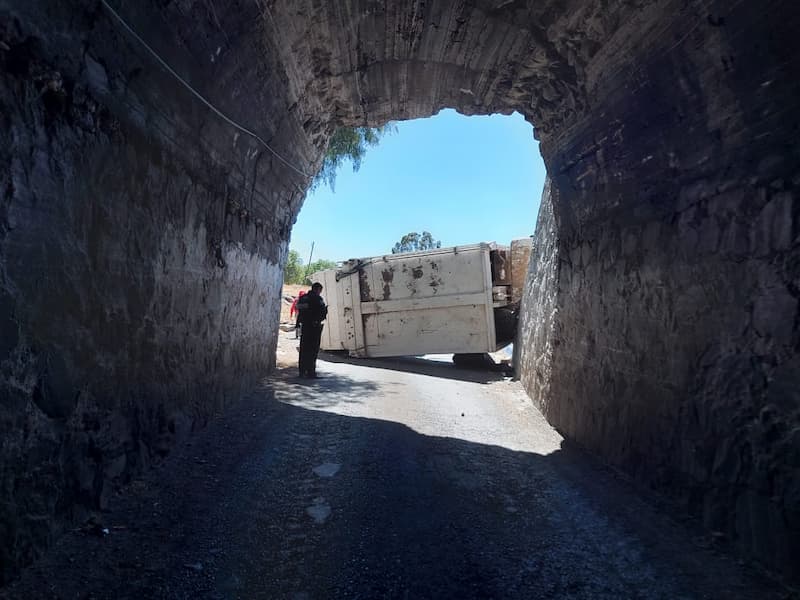 Vuelca camión recolector de basura en carretera a Amealco