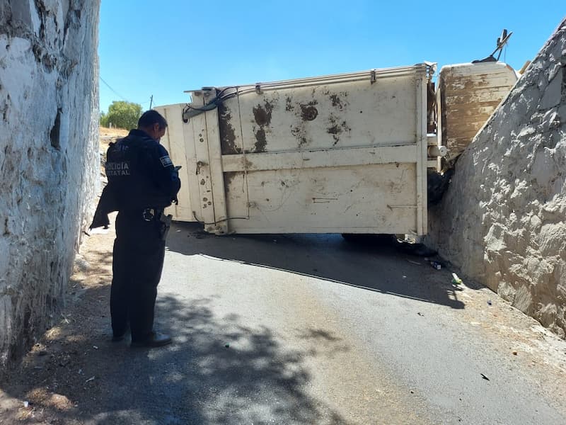 Vuelca camión recolector de basura en carretera a Amealco