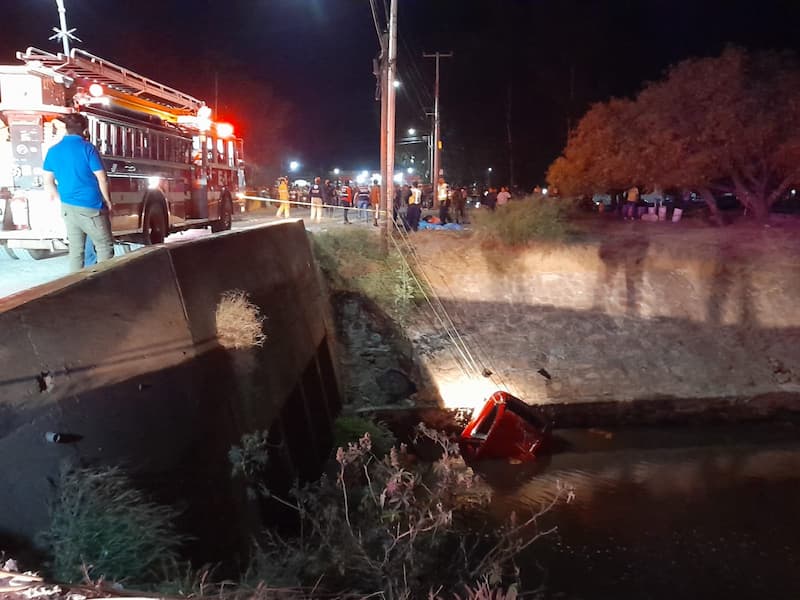 Mueren 3 personas ahogadas al caer su auto a presa de San Juan del Río 1