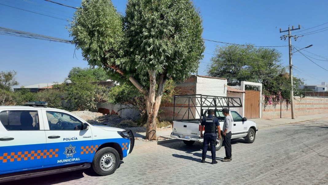 Policías de SJR recuperan vehículo robado en Pedregal de San Juan