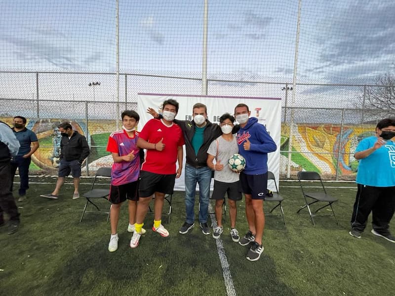Toño Mejía entrega cancha de fútbol 7 en Bordo Blanco, Tequisquiapan