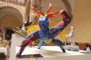 UAQ premia a ganadores del 8vo Concurso y Exposición Colectiva de Alebrijes 1 UAQ premia a ganadores del 8vo Concurso y Exposición Colectiva de Alebrijes