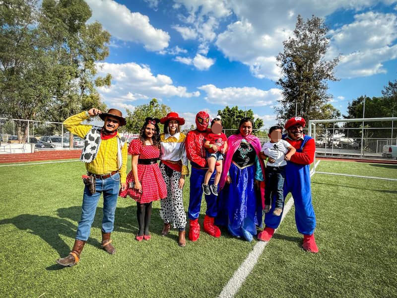 Amarildo Bárcenas se disfraza de El Hombre Araña para festejar a niños de Pedro Escobedo