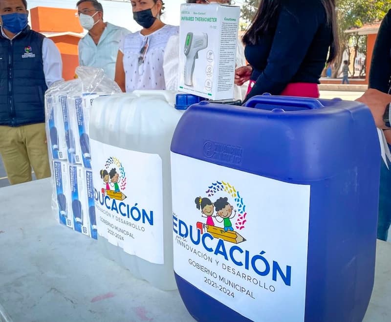 Entregan kits sanitarios a escuelas de Pedro Escobedo