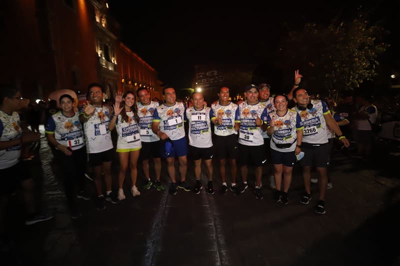 Más de 15 mil personas disfrutan en familia la Carrera Nocturna 1 Las calles de la capital de Querétaro se llenan de fiesta, deporte y familias