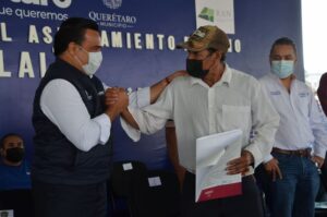Luis Nava entregó 425 títulos de propiedad a familias de El Romerillal, Querétaro