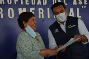 Luis Nava entregó 425 títulos de propiedad a familias de El Romerillal, Querétaro