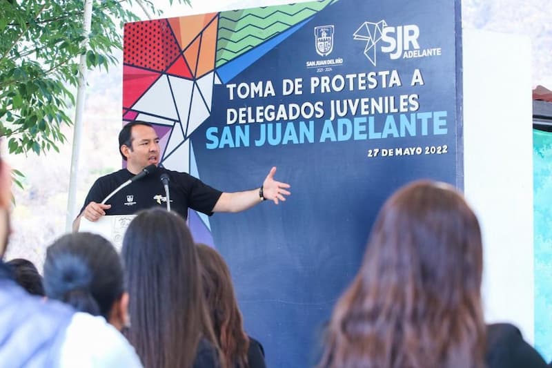 Roberto Cabrera toma protesta a 15 delegados juveniles en San Juan del Río