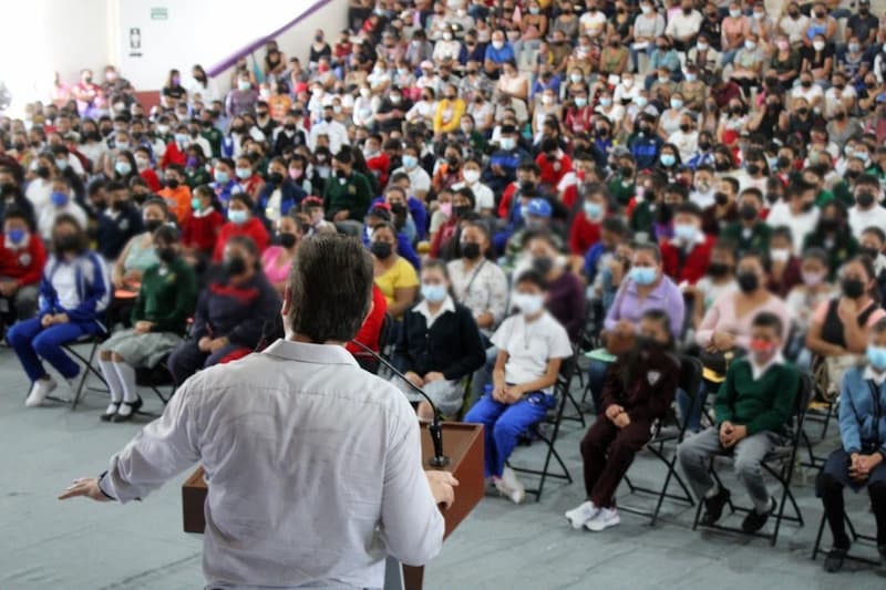 Toño Mejía entregó más de 800 becas a estudiantes de Tequisquiapan