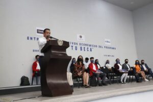 Continúa la entrega del programa 'Tu Beca' en mpio de Querétaro