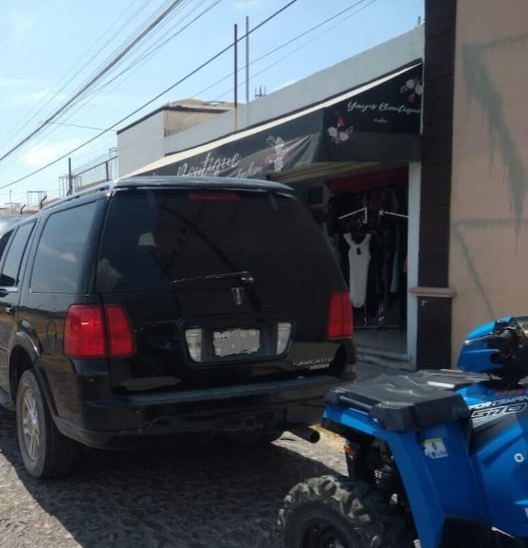 Aseguran a 3 por robo de motocicleta en colonia El Rocío, SJR