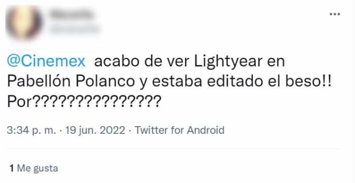 Denuncian que cadenas Cinépolis y Cinemex recortaron beso lésbico en 'Lightyear'; cines niegan censura