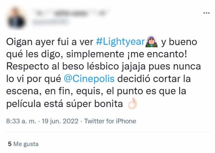Denuncian que cadenas Cinépolis y Cinemex recortaron beso lésbico en 'Lightyear'; cines niegan censura