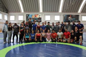 Luchadores élite de Chile y Ecuador entrenan en Querétaro