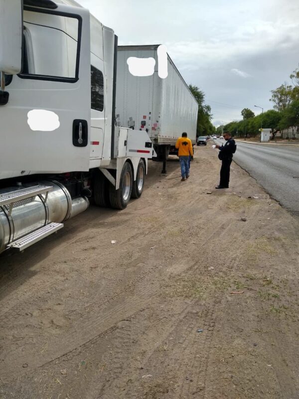 Policías de San Juan del Río recuperan grúa de plataforma y caja con reporte de robo