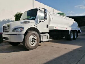 SEDEA lleva apoyo de agua a ganaderos de la Sierra Gorda de Querétaro