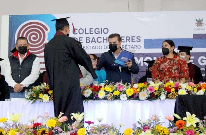 Toño Mejía asiste a graduación de estudiantes del COBAQ 12 en Tequisquiapan