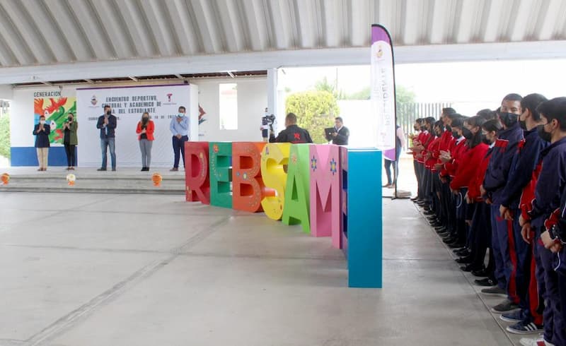 Toño Mejía celebró día del estudiante en secundaria Enrique C. Rebsamen de Tequisquiapan