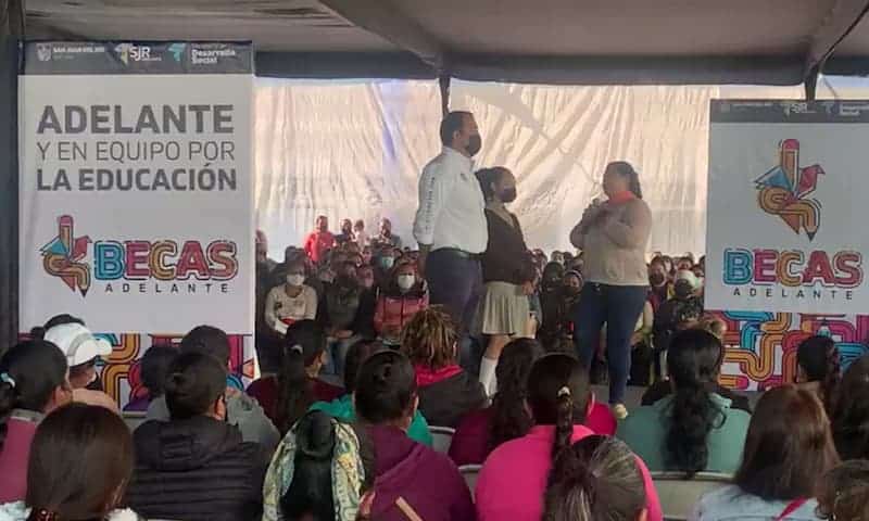 Alcalde encabeza entrega de becas escolares y anuncio de ampliación de padrón en San Juan del Río