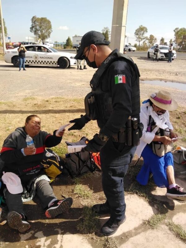 Policía Queretana brinda abanderamiento a 200 peregrinos