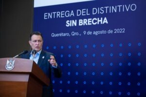 Mauricio Kuri entregó el distintivo Sin Brecha a 39 empresas queretanas