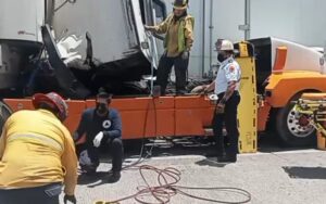 Rescatan a trailero prensado en accidente en la México-Querétaro, varios choques hoy 2022