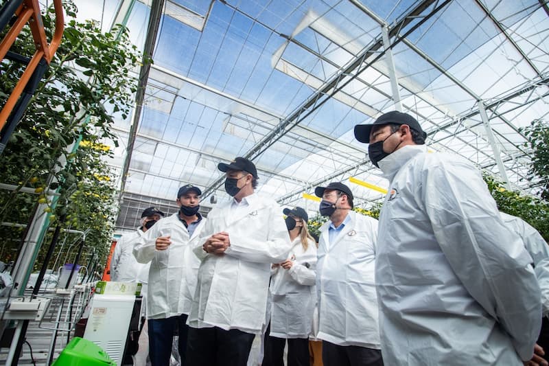 Roberto Cabrera y Mauricio Kuri inauguran invernadero Finka en San Juan del Río