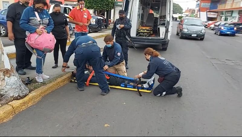 Taxi atropella a peatón en Centro de San Juan del Río