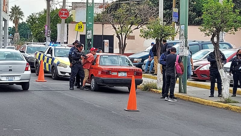 Taxi atropella a peatón en Centro de San Juan del Río