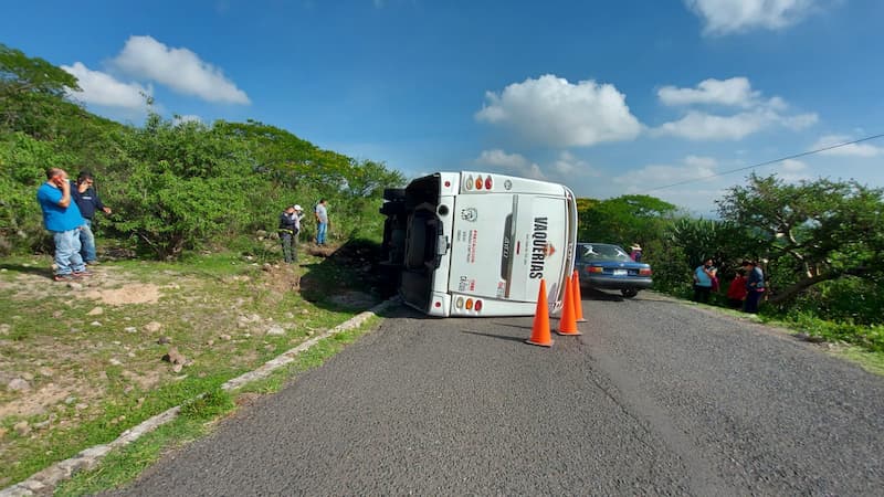 23 lesionados por volcadura de transporte público en Camino a Vaquerias, SJR