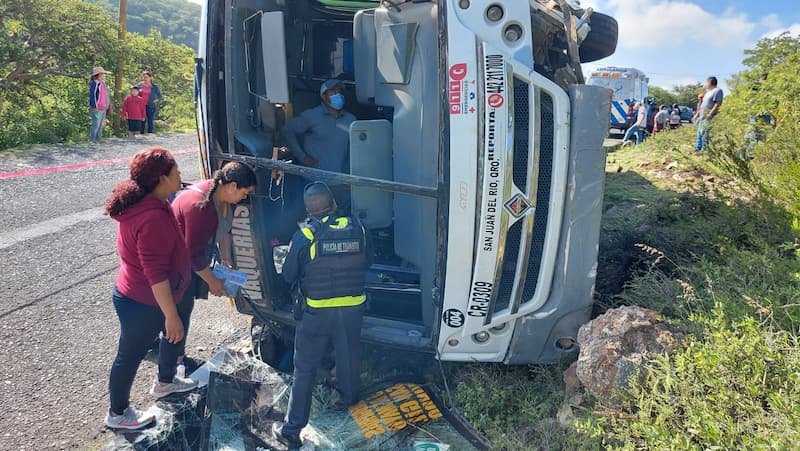 23 lesionados por volcadura de transporte público en Camino a Vaquerias, SJR