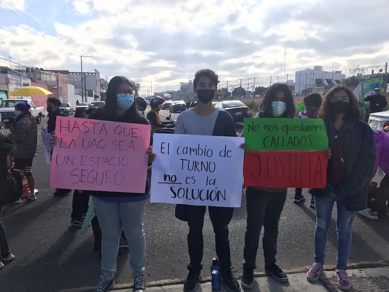 Estudiantes de UAQ San Juan del Río manifestandose