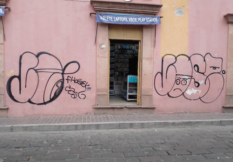 Vandalizan con graffiti fachada del Centro Histórico de SJR