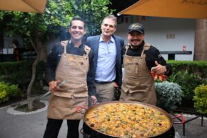 Chefs queretanos ganan concurso internacional de paella valenciana en España