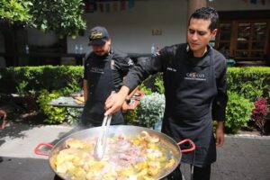 Chefs queretanos ganan concurso internacional de paella valenciana en España