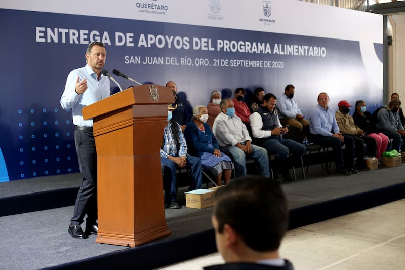 El gobernador Mauricio Kuri durante su participación en la entrega de apoyos en San Juan del Río